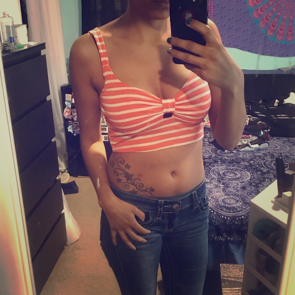 ✨3/$10✨Striped crop top!